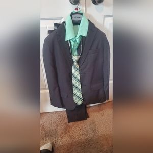 Calvin Klein Boys Size 10 Charcoal Gray Suit, Size 7 Vittorino Mint shirt, tie